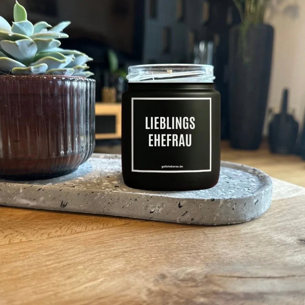 Duftkerze mit Spruch von geilstekerze ist der neue Geschenketrend. Diese witzige Kerze Vegane Bio-Kerze mit Spruch – LIEBLINGSEHEFRAU brennt mega lange sagenhafte 80 Stunde, hochwertige ätherische Öle schaffen beste Duftverteilung. Mit 1400 lustigen Sprüchen perfekt zum Verschenken. Handgemacht in Deutschland von geilstekerze.shop -Die beste Duftkerze die du kaufen kannst.
