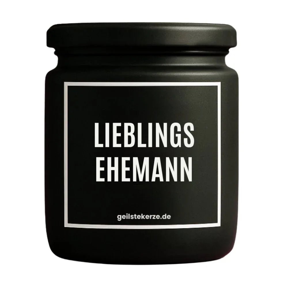 Duftkerze mit Spruch von geilstekerze ist der neue Geschenketrend. Diese witzige Kerze Vegane Bio-Kerze mit Spruch – LIEBLINGSEHEMANN brennt mega lange sagenhafte 80 Stunde, hochwertige ätherische Öle schaffen beste Duftverteilung. Mit 1400 lustigen Sprüchen perfekt zum Verschenken. Handgemacht in Deutschland von geilstekerze.shop -Die beste Duftkerze die du kaufen kannst.