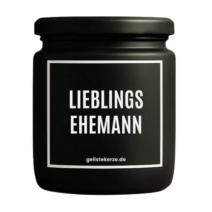 Duftkerze mit Spruch von geilstekerze ist der neue Geschenketrend. Diese witzige Kerze Vegane Bio-Kerze mit Spruch – LIEBLINGSEHEMANN brennt mega lange sagenhafte 80 Stunde, hochwertige ätherische Öle schaffen beste Duftverteilung. Mit 1400 lustigen Sprüchen perfekt zum Verschenken. Handgemacht in Deutschland von geilstekerze.shop -Die beste Duftkerze die du kaufen kannst.