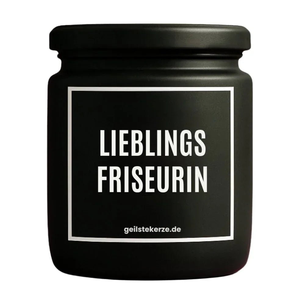 Duftkerze mit Spruch von geilstekerze ist der neue Geschenketrend. Diese witzige Kerze Vegane Bio-Kerze mit Spruch – LIEBLINGSFRISEURIN brennt mega lange sagenhafte 80 Stunde, hochwertige ätherische Öle schaffen beste Duftverteilung. Mit 1400 lustigen Sprüchen perfekt zum Verschenken. Handgemacht in Deutschland von geilstekerze.shop -Die beste Duftkerze die du kaufen kannst.
