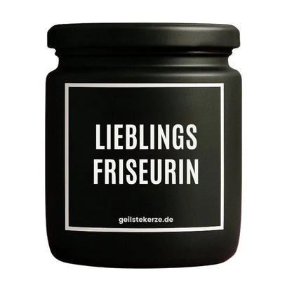 Duftkerze mit Spruch von geilstekerze ist der neue Geschenketrend. Diese witzige Kerze Vegane Bio-Kerze mit Spruch – LIEBLINGSFRISEURIN brennt mega lange sagenhafte 80 Stunde, hochwertige ätherische Öle schaffen beste Duftverteilung. Mit 1400 lustigen Sprüchen perfekt zum Verschenken. Handgemacht in Deutschland von geilstekerze.shop -Die beste Duftkerze die du kaufen kannst.
