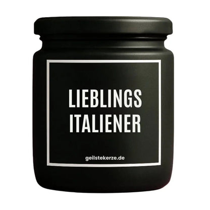 Duftkerze mit Spruch von geilstekerze ist der neue Geschenketrend. Diese witzige Kerze Vegane Bio-Kerze mit Spruch – LIEBLINGSITALIENER brennt mega lange sagenhafte 80 Stunde, hochwertige ätherische Öle schaffen beste Duftverteilung. Mit 1400 lustigen Sprüchen perfekt zum Verschenken. Handgemacht in Deutschland von geilstekerze.shop -Die beste Duftkerze die du kaufen kannst.