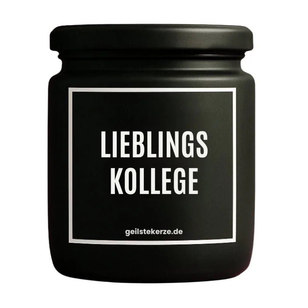 Duftkerze mit Spruch von geilstekerze ist der neue Geschenketrend. Diese witzige Kerze Vegane Bio-Kerze mit Spruch – LIEBLINGSKOLLEGE brennt mega lange sagenhafte 80 Stunde, hochwertige ätherische Öle schaffen beste Duftverteilung. Mit 1400 lustigen Sprüchen perfekt zum Verschenken. Handgemacht in Deutschland von geilstekerze.shop -Die beste Duftkerze die du kaufen kannst.