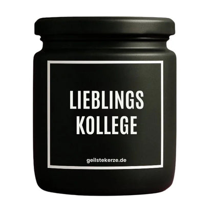 Duftkerze mit Spruch von geilstekerze ist der neue Geschenketrend. Diese witzige Kerze Vegane Bio-Kerze mit Spruch – LIEBLINGSKOLLEGE brennt mega lange sagenhafte 80 Stunde, hochwertige ätherische Öle schaffen beste Duftverteilung. Mit 1400 lustigen Sprüchen perfekt zum Verschenken. Handgemacht in Deutschland von geilstekerze.shop -Die beste Duftkerze die du kaufen kannst.