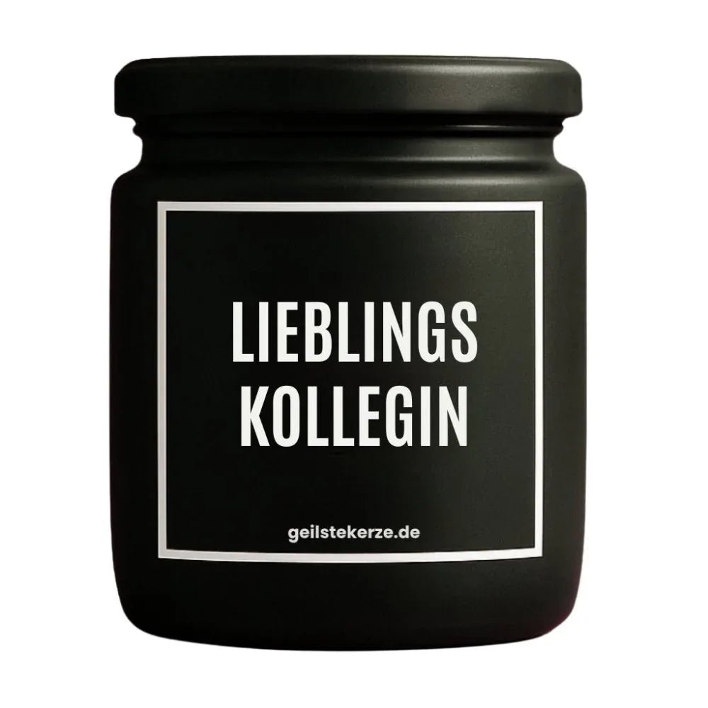 Duftkerze mit Spruch von geilstekerze ist der neue Geschenketrend. Diese witzige Kerze Vegane Bio-Kerze mit Spruch – LIEBLINGSKOLLEGIN brennt mega lange sagenhafte 80 Stunde, hochwertige ätherische Öle schaffen beste Duftverteilung. Mit 1400 lustigen Sprüchen perfekt zum Verschenken. Handgemacht in Deutschland von geilstekerze.shop -Die beste Duftkerze die du kaufen kannst.