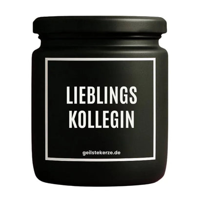 Duftkerze mit Spruch von geilstekerze ist der neue Geschenketrend. Diese witzige Kerze Vegane Bio-Kerze mit Spruch – LIEBLINGSKOLLEGIN brennt mega lange sagenhafte 80 Stunde, hochwertige ätherische Öle schaffen beste Duftverteilung. Mit 1400 lustigen Sprüchen perfekt zum Verschenken. Handgemacht in Deutschland von geilstekerze.shop -Die beste Duftkerze die du kaufen kannst.