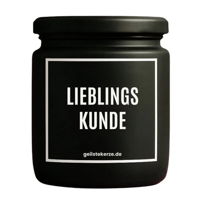 Duftkerze mit Spruch von geilstekerze ist der neue Geschenketrend. Diese witzige Kerze Vegane Bio-Kerze mit Spruch – LIEBLINGSKUNDE brennt mega lange sagenhafte 80 Stunde, hochwertige ätherische Öle schaffen beste Duftverteilung. Mit 1400 lustigen Sprüchen perfekt zum Verschenken. Handgemacht in Deutschland von geilstekerze.shop -Die beste Duftkerze die du kaufen kannst.