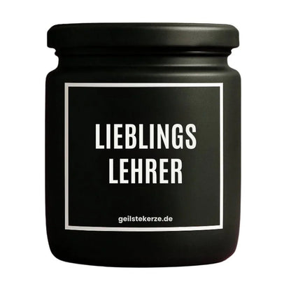 Duftkerze mit Spruch von geilstekerze ist der neue Geschenketrend. Diese witzige Kerze Vegane Bio-Kerze mit Spruch – LIEBLINGSLEHRER brennt mega lange sagenhafte 80 Stunde, hochwertige ätherische Öle schaffen beste Duftverteilung. Mit 1400 lustigen Sprüchen perfekt zum Verschenken. Handgemacht in Deutschland von geilstekerze.shop -Die beste Duftkerze die du kaufen kannst.