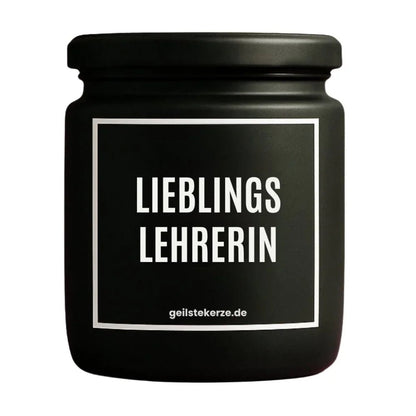 Duftkerze mit Spruch von geilstekerze ist der neue Geschenketrend. Diese witzige Kerze Vegane Bio-Kerze mit Spruch – LIEBLINGSLEHRERIN brennt mega lange sagenhafte 80 Stunde, hochwertige ätherische Öle schaffen beste Duftverteilung. Mit 1400 lustigen Sprüchen perfekt zum Verschenken. Handgemacht in Deutschland von geilstekerze.shop -Die beste Duftkerze die du kaufen kannst.