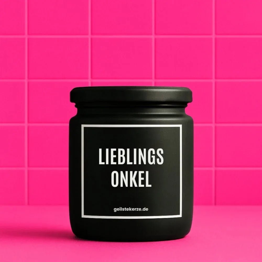 Duftkerze mit Spruch von geilstekerze ist der neue Geschenketrend. Diese witzige Kerze Vegane Bio-Kerze mit Spruch – LIEBLINGSONKEL brennt mega lange sagenhafte 80 Stunde, hochwertige ätherische Öle schaffen beste Duftverteilung. Mit 1400 lustigen Sprüchen perfekt zum Verschenken. Handgemacht in Deutschland von geilstekerze.shop -Die beste Duftkerze die du kaufen kannst.