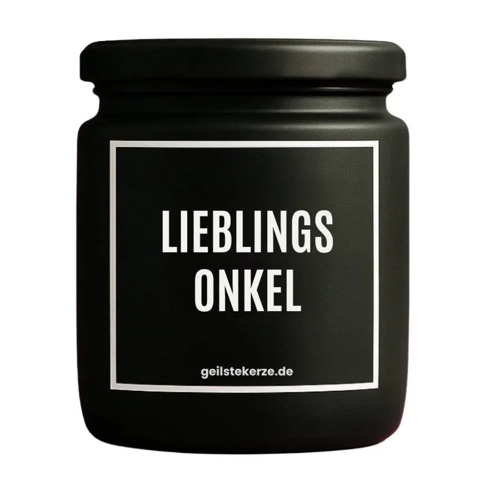 Duftkerze mit Spruch von geilstekerze ist der neue Geschenketrend. Diese witzige Kerze Vegane Bio-Kerze mit Spruch – LIEBLINGSONKEL brennt mega lange sagenhafte 80 Stunde, hochwertige ätherische Öle schaffen beste Duftverteilung. Mit 1400 lustigen Sprüchen perfekt zum Verschenken. Handgemacht in Deutschland von geilstekerze.shop -Die beste Duftkerze die du kaufen kannst.