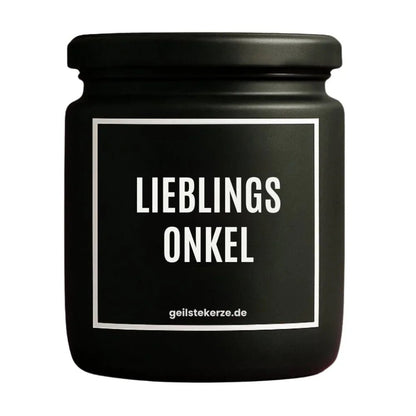 Duftkerze mit Spruch von geilstekerze ist der neue Geschenketrend. Diese witzige Kerze Vegane Bio-Kerze mit Spruch – LIEBLINGSONKEL brennt mega lange sagenhafte 80 Stunde, hochwertige ätherische Öle schaffen beste Duftverteilung. Mit 1400 lustigen Sprüchen perfekt zum Verschenken. Handgemacht in Deutschland von geilstekerze.shop -Die beste Duftkerze die du kaufen kannst.