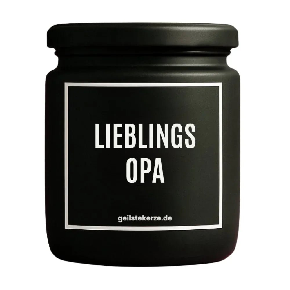 Duftkerze mit Spruch von geilstekerze ist der neue Geschenketrend. Diese witzige Kerze Vegane Bio-Kerze mit Spruch – LIEBLINGSOPA brennt mega lange sagenhafte 80 Stunde, hochwertige ätherische Öle schaffen beste Duftverteilung. Mit 1400 lustigen Sprüchen perfekt zum Verschenken. Handgemacht in Deutschland von geilstekerze.shop -Die beste Duftkerze die du kaufen kannst.