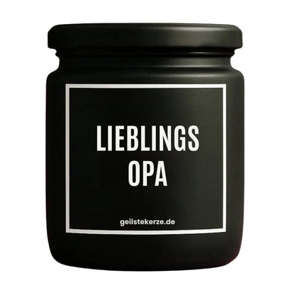 Duftkerze mit Spruch von geilstekerze ist der neue Geschenketrend. Diese witzige Kerze Vegane Bio-Kerze mit Spruch – LIEBLINGSOPA brennt mega lange sagenhafte 80 Stunde, hochwertige ätherische Öle schaffen beste Duftverteilung. Mit 1400 lustigen Sprüchen perfekt zum Verschenken. Handgemacht in Deutschland von geilstekerze.shop -Die beste Duftkerze die du kaufen kannst.