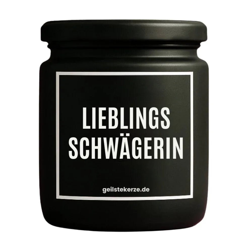 Duftkerze mit Spruch von geilstekerze ist der neue Geschenketrend. Diese witzige Kerze Vegane Bio-Kerze mit Spruch – LIEBLINGSSCHWÄGERIN brennt mega lange sagenhafte 80 Stunde, hochwertige ätherische Öle schaffen beste Duftverteilung. Mit 1400 lustigen Sprüchen perfekt zum Verschenken. Handgemacht in Deutschland von geilstekerze.shop -Die beste Duftkerze die du kaufen kannst.