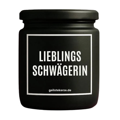 Duftkerze mit Spruch von geilstekerze ist der neue Geschenketrend. Diese witzige Kerze Vegane Bio-Kerze mit Spruch – LIEBLINGSSCHWÄGERIN brennt mega lange sagenhafte 80 Stunde, hochwertige ätherische Öle schaffen beste Duftverteilung. Mit 1400 lustigen Sprüchen perfekt zum Verschenken. Handgemacht in Deutschland von geilstekerze.shop -Die beste Duftkerze die du kaufen kannst.