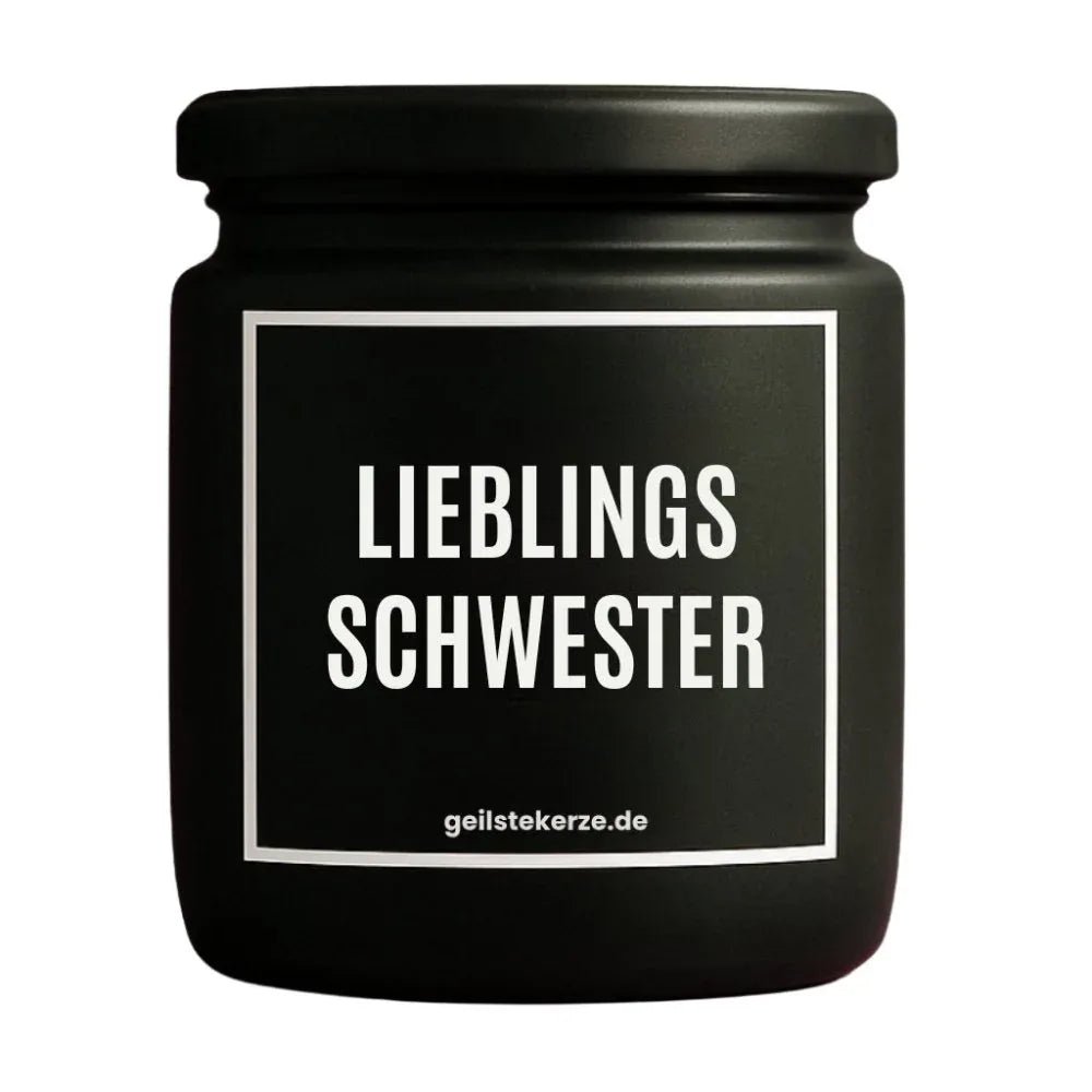 Duftkerze mit Spruch von geilstekerze ist der neue Geschenketrend. Diese witzige Kerze Vegane Bio-Kerze mit Spruch – LIEBLINGSSCHWESTER brennt mega lange sagenhafte 80 Stunde, hochwertige ätherische Öle schaffen beste Duftverteilung. Mit 1400 lustigen Sprüchen perfekt zum Verschenken. Handgemacht in Deutschland von geilstekerze.shop -Die beste Duftkerze die du kaufen kannst.