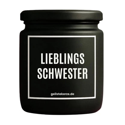 Duftkerze mit Spruch von geilstekerze ist der neue Geschenketrend. Diese witzige Kerze Vegane Bio-Kerze mit Spruch – LIEBLINGSSCHWESTER brennt mega lange sagenhafte 80 Stunde, hochwertige ätherische Öle schaffen beste Duftverteilung. Mit 1400 lustigen Sprüchen perfekt zum Verschenken. Handgemacht in Deutschland von geilstekerze.shop -Die beste Duftkerze die du kaufen kannst.