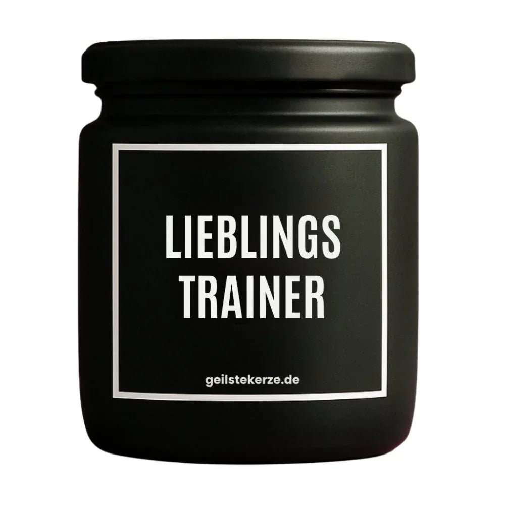 Duftkerze mit Spruch von geilstekerze ist der neue Geschenketrend. Diese witzige Kerze Vegane Bio-Kerze mit Spruch – LIEBLINGSTRAINER brennt mega lange sagenhafte 80 Stunde, hochwertige ätherische Öle schaffen beste Duftverteilung. Mit 1400 lustigen Sprüchen perfekt zum Verschenken. Handgemacht in Deutschland von geilstekerze.shop -Die beste Duftkerze die du kaufen kannst.