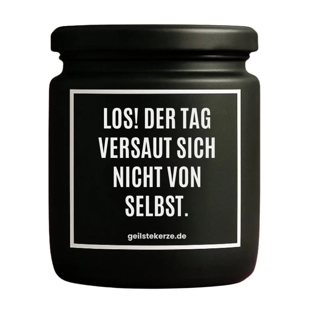 Duftkerze mit Spruch von geilstekerze ist der neue Geschenketrend. Diese witzige Kerze Vegane Bio-Kerze mit Spruch – LOS! DER TAG VERSAUT SICH NICHT VON SELBST. brennt mega lange sagenhafte 80 Stunde, hochwertige ätherische Öle schaffen beste Duftverteilung. Mit 1400 lustigen Sprüchen perfekt zum Verschenken. Handgemacht in Deutschland von geilstekerze.shop -Die beste Duftkerze die du kaufen kannst.