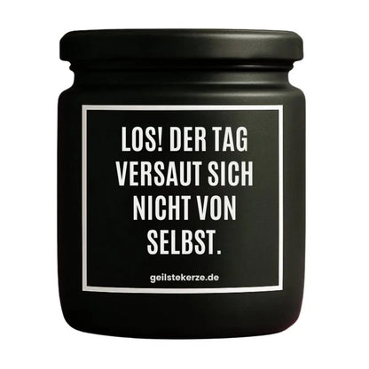Duftkerze mit Spruch von geilstekerze ist der neue Geschenketrend. Diese witzige Kerze Vegane Bio-Kerze mit Spruch – LOS! DER TAG VERSAUT SICH NICHT VON SELBST. brennt mega lange sagenhafte 80 Stunde, hochwertige ätherische Öle schaffen beste Duftverteilung. Mit 1400 lustigen Sprüchen perfekt zum Verschenken. Handgemacht in Deutschland von geilstekerze.shop -Die beste Duftkerze die du kaufen kannst.