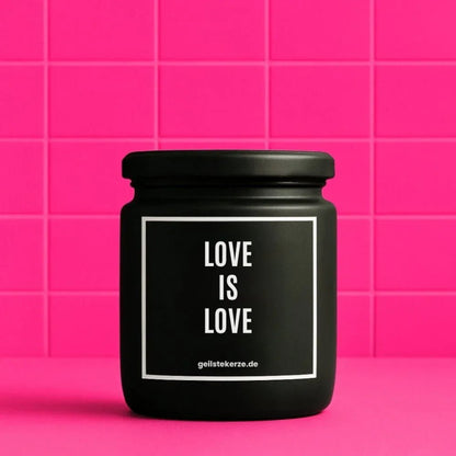 Duftkerze mit Spruch von geilstekerze ist der neue Geschenketrend. Diese witzige Kerze Vegane Bio-Kerze mit Spruch – LOVE IS LOVE brennt mega lange sagenhafte 80 Stunde, hochwertige ätherische Öle schaffen beste Duftverteilung. Mit 1400 lustigen Sprüchen perfekt zum Verschenken. Handgemacht in Deutschland von geilstekerze.shop -Die beste Duftkerze die du kaufen kannst.