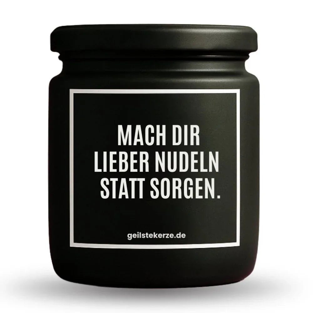 Duftkerze mit Spruch von geilstekerze ist der neue Geschenketrend. Diese witzige Kerze Vegane Bio-Kerze mit Spruch – MACH DIR LIEBER NUDELN STATT SORGEN brennt mega lange sagenhafte 80 Stunde, hochwertige ätherische Öle schaffen beste Duftverteilung. Mit 1400 lustigen Sprüchen perfekt zum Verschenken. Handgemacht in Deutschland von geilstekerze.shop -Die beste Duftkerze die du kaufen kannst.
