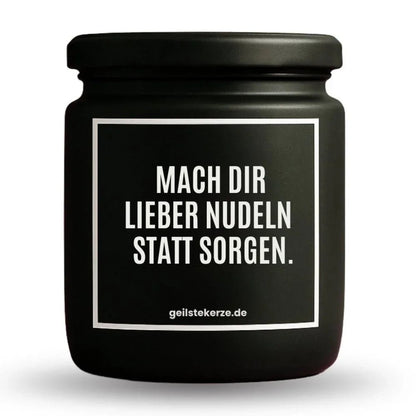 Duftkerze mit Spruch von geilstekerze ist der neue Geschenketrend. Diese witzige Kerze Vegane Bio-Kerze mit Spruch – MACH DIR LIEBER NUDELN STATT SORGEN brennt mega lange sagenhafte 80 Stunde, hochwertige ätherische Öle schaffen beste Duftverteilung. Mit 1400 lustigen Sprüchen perfekt zum Verschenken. Handgemacht in Deutschland von geilstekerze.shop -Die beste Duftkerze die du kaufen kannst.