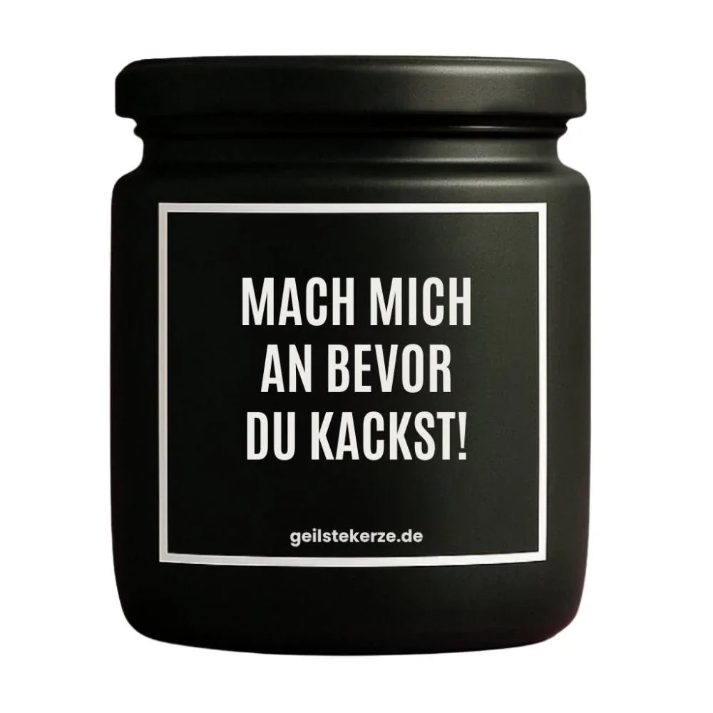 Duftkerze mit Spruch von geilstekerze ist der neue Geschenketrend. Diese witzige Kerze Vegane Bio-Kerze mit Spruch – MACH MICH AN BEVOR DU KACKST! brennt mega lange sagenhafte 80 Stunde, hochwertige ätherische Öle schaffen beste Duftverteilung. Mit 1400 lustigen Sprüchen perfekt zum Verschenken. Handgemacht in Deutschland von geilstekerze.shop -Die beste Duftkerze die du kaufen kannst.