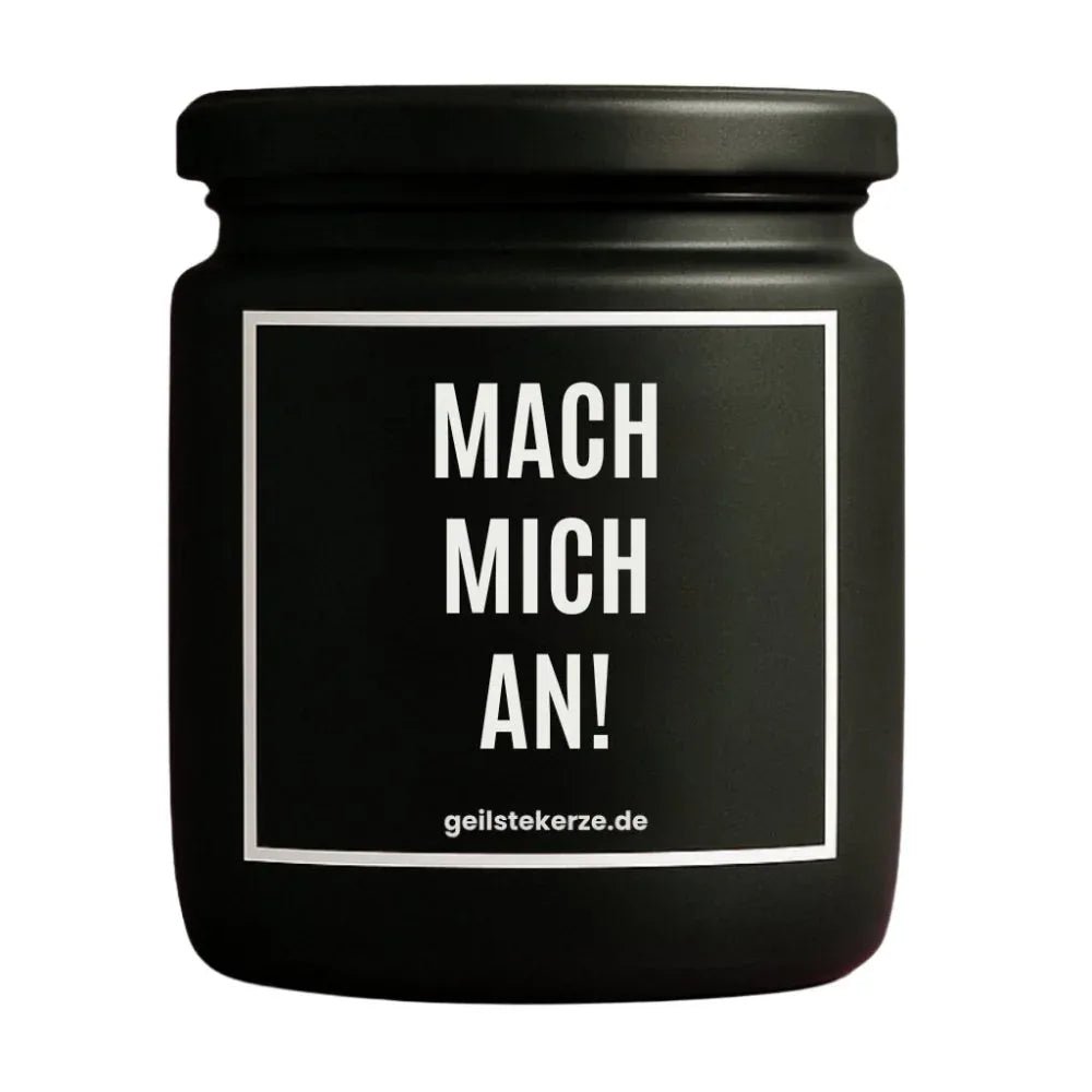 Duftkerze mit Spruch von geilstekerze ist der neue Geschenketrend. Diese witzige Kerze Vegane Bio-Kerze mit Spruch – MACH MICH AN! brennt mega lange sagenhafte 80 Stunde, hochwertige ätherische Öle schaffen beste Duftverteilung. Mit 1400 lustigen Sprüchen perfekt zum Verschenken. Handgemacht in Deutschland von geilstekerze.shop -Die beste Duftkerze die du kaufen kannst.