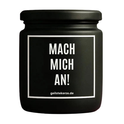 Duftkerze mit Spruch von geilstekerze ist der neue Geschenketrend. Diese witzige Kerze Vegane Bio-Kerze mit Spruch – MACH MICH AN! brennt mega lange sagenhafte 80 Stunde, hochwertige ätherische Öle schaffen beste Duftverteilung. Mit 1400 lustigen Sprüchen perfekt zum Verschenken. Handgemacht in Deutschland von geilstekerze.shop -Die beste Duftkerze die du kaufen kannst.
