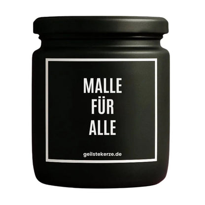 Duftkerze mit Spruch von geilstekerze ist der neue Geschenketrend. Diese witzige Kerze Vegane Bio-Kerze mit Spruch – MALLE FÜR ALLE brennt mega lange sagenhafte 80 Stunde, hochwertige ätherische Öle schaffen beste Duftverteilung. Mit 1400 lustigen Sprüchen perfekt zum Verschenken. Handgemacht in Deutschland von geilstekerze.shop -Die beste Duftkerze die du kaufen kannst.