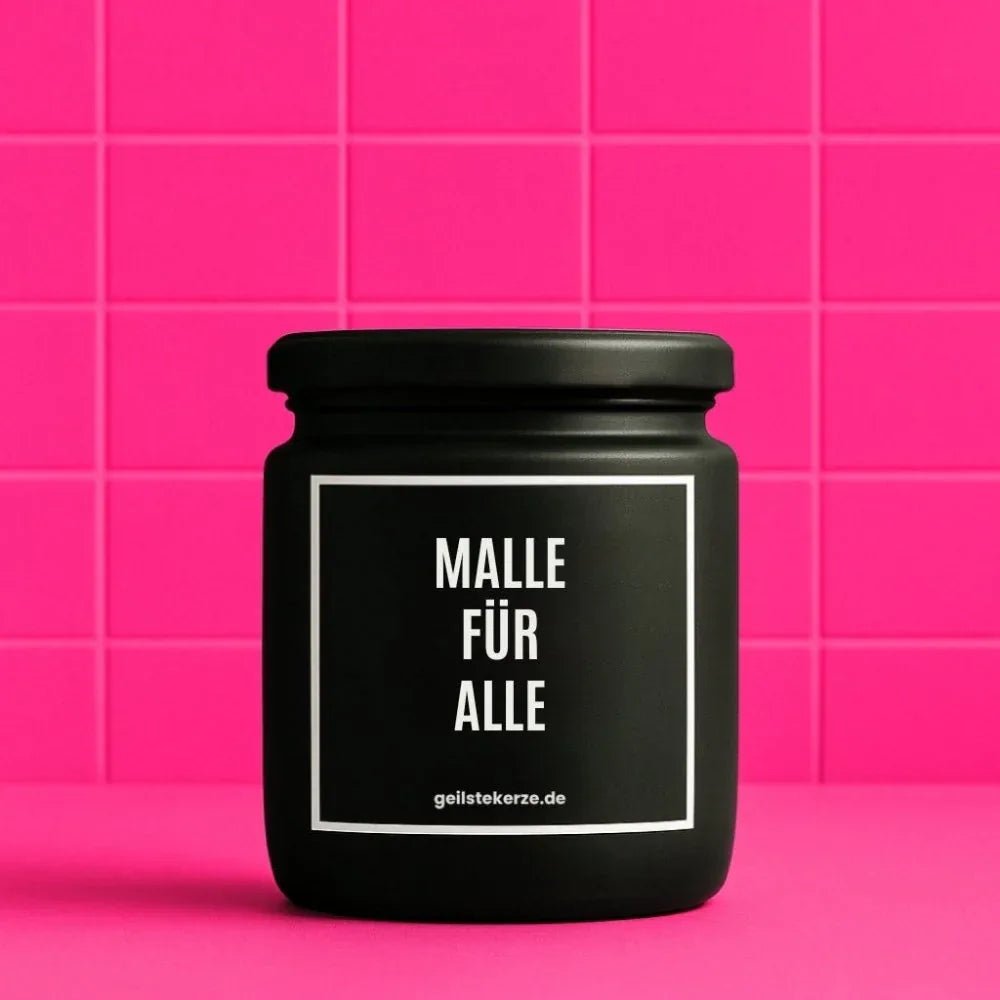 Duftkerze mit Spruch von geilstekerze ist der neue Geschenketrend. Diese witzige Kerze Vegane Bio-Kerze mit Spruch – MALLE FÜR ALLE brennt mega lange sagenhafte 80 Stunde, hochwertige ätherische Öle schaffen beste Duftverteilung. Mit 1400 lustigen Sprüchen perfekt zum Verschenken. Handgemacht in Deutschland von geilstekerze.shop -Die beste Duftkerze die du kaufen kannst.