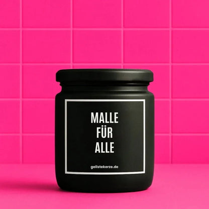 Duftkerze mit Spruch von geilstekerze ist der neue Geschenketrend. Diese witzige Kerze Vegane Bio-Kerze mit Spruch – MALLE FÜR ALLE brennt mega lange sagenhafte 80 Stunde, hochwertige ätherische Öle schaffen beste Duftverteilung. Mit 1400 lustigen Sprüchen perfekt zum Verschenken. Handgemacht in Deutschland von geilstekerze.shop -Die beste Duftkerze die du kaufen kannst.