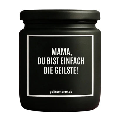 Duftkerze mit Spruch von geilstekerze ist der neue Geschenketrend. Diese witzige Kerze Vegane Bio-Kerze mit Spruch – MAMA, DU BIST EINFACH DIE GEILSTE brennt mega lange sagenhafte 80 Stunde, hochwertige ätherische Öle schaffen beste Duftverteilung. Mit 1400 lustigen Sprüchen perfekt zum Verschenken. Handgemacht in Deutschland von geilstekerze.shop -Die beste Duftkerze die du kaufen kannst.
