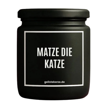 Duftkerze mit Spruch von geilstekerze ist der neue Geschenketrend. Diese witzige Kerze Vegane Bio-Kerze mit Spruch – MATZE DIE KATZE brennt mega lange sagenhafte 80 Stunde, hochwertige ätherische Öle schaffen beste Duftverteilung. Mit 1400 lustigen Sprüchen perfekt zum Verschenken. Handgemacht in Deutschland von geilstekerze.shop -Die beste Duftkerze die du kaufen kannst.