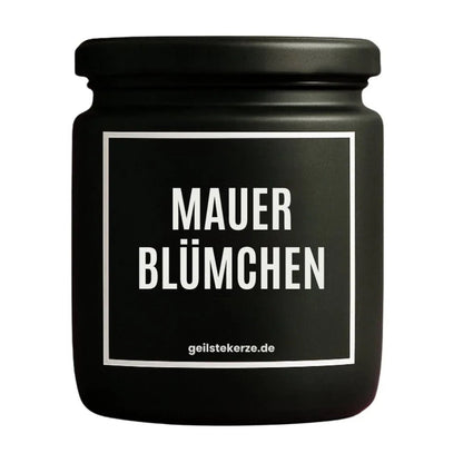 Duftkerze mit Spruch von geilstekerze ist der neue Geschenketrend. Diese witzige Kerze Vegane Bio-Kerze mit Spruch – MAUERBLÜMCHEN brennt mega lange sagenhafte 80 Stunde, hochwertige ätherische Öle schaffen beste Duftverteilung. Mit 1400 lustigen Sprüchen perfekt zum Verschenken. Handgemacht in Deutschland von geilstekerze.shop -Die beste Duftkerze die du kaufen kannst.