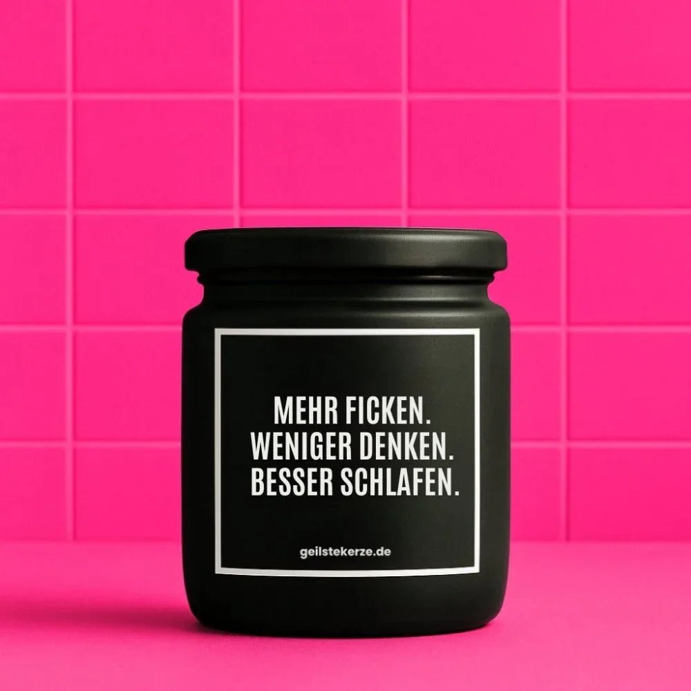 Duftkerze mit Spruch von geilstekerze ist der neue Geschenketrend. Diese witzige Kerze Vegane Bio-Kerze mit Spruch – MEHR FICKEN. WENIGER DENKEN. BESSER SCHLAFEN. brennt mega lange sagenhafte 80 Stunde, hochwertige ätherische Öle schaffen beste Duftverteilung. Mit 1400 lustigen Sprüchen perfekt zum Verschenken. Handgemacht in Deutschland von geilstekerze.shop -Die beste Duftkerze die du kaufen kannst.