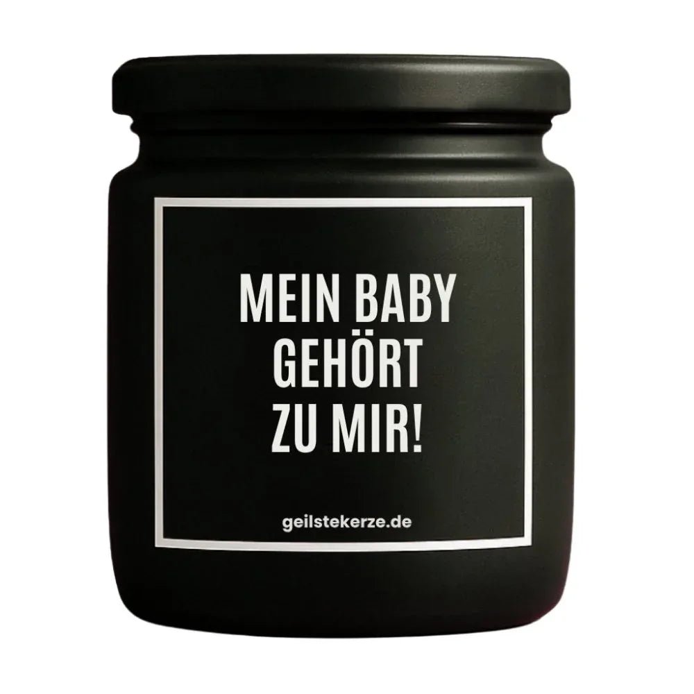 Duftkerze mit Spruch von geilstekerze ist der neue Geschenketrend. Diese witzige Kerze Vegane Bio-Kerze mit Spruch – MEIN BABY GEHÖRT ZU MIR! brennt mega lange sagenhafte 80 Stunde, hochwertige ätherische Öle schaffen beste Duftverteilung. Mit 1400 lustigen Sprüchen perfekt zum Verschenken. Handgemacht in Deutschland von geilstekerze.shop -Die beste Duftkerze die du kaufen kannst.