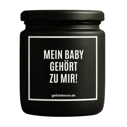 Duftkerze mit Spruch von geilstekerze ist der neue Geschenketrend. Diese witzige Kerze Vegane Bio-Kerze mit Spruch – MEIN BABY GEHÖRT ZU MIR! brennt mega lange sagenhafte 80 Stunde, hochwertige ätherische Öle schaffen beste Duftverteilung. Mit 1400 lustigen Sprüchen perfekt zum Verschenken. Handgemacht in Deutschland von geilstekerze.shop -Die beste Duftkerze die du kaufen kannst.