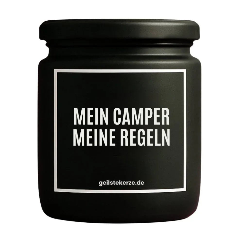 Duftkerze mit Spruch von geilstekerze ist der neue Geschenketrend. Diese witzige Kerze Vegane Bio-Kerze mit Spruch – MEIN CAMPER. MEINE REGELN brennt mega lange sagenhafte 80 Stunde, hochwertige ätherische Öle schaffen beste Duftverteilung. Mit 1400 lustigen Sprüchen perfekt zum Verschenken. Handgemacht in Deutschland von geilstekerze.shop -Die beste Duftkerze die du kaufen kannst.