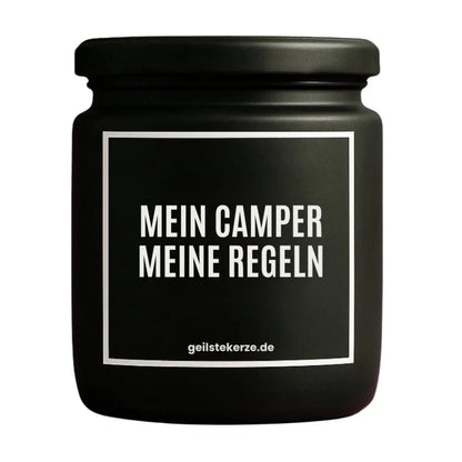 Duftkerze mit Spruch von geilstekerze ist der neue Geschenketrend. Diese witzige Kerze Vegane Bio-Kerze mit Spruch – MEIN CAMPER. MEINE REGELN brennt mega lange sagenhafte 80 Stunde, hochwertige ätherische Öle schaffen beste Duftverteilung. Mit 1400 lustigen Sprüchen perfekt zum Verschenken. Handgemacht in Deutschland von geilstekerze.shop -Die beste Duftkerze die du kaufen kannst.