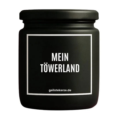 Duftkerze mit Spruch von geilstekerze ist der neue Geschenketrend. Diese witzige Kerze Vegane Bio-Kerze mit Spruch – MEIN TÖWERLAND brennt mega lange sagenhafte 80 Stunde, hochwertige ätherische Öle schaffen beste Duftverteilung. Mit 1400 lustigen Sprüchen perfekt zum Verschenken. Handgemacht in Deutschland von geilstekerze.shop -Die beste Duftkerze die du kaufen kannst.