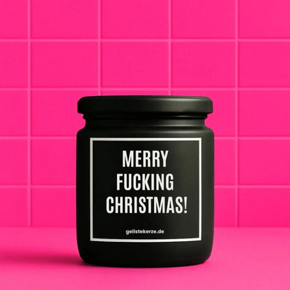 Duftkerze mit Spruch von geilstekerze ist der neue Geschenketrend. Diese witzige Kerze Vegane Bio-Kerze mit Spruch – MERRY FUCKING CHRISTMAS! brennt mega lange sagenhafte 80 Stunde, hochwertige ätherische Öle schaffen beste Duftverteilung. Mit 1400 lustigen Sprüchen perfekt zum Verschenken. Handgemacht in Deutschland von geilstekerze.shop -Die beste Duftkerze die du kaufen kannst.