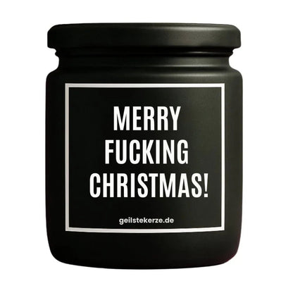 Duftkerze mit Spruch von geilstekerze ist der neue Geschenketrend. Diese witzige Kerze Vegane Bio-Kerze mit Spruch – MERRY FUCKING CHRISTMAS! brennt mega lange sagenhafte 80 Stunde, hochwertige ätherische Öle schaffen beste Duftverteilung. Mit 1400 lustigen Sprüchen perfekt zum Verschenken. Handgemacht in Deutschland von geilstekerze.shop -Die beste Duftkerze die du kaufen kannst.