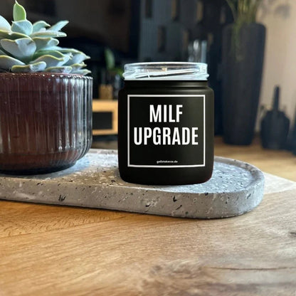 Duftkerze mit Spruch von geilstekerze ist der neue Geschenketrend. Diese witzige Kerze Vegane Bio-Kerze mit Spruch – MILF UPGRADE brennt mega lange sagenhafte 80 Stunde, hochwertige ätherische Öle schaffen beste Duftverteilung. Mit 1400 lustigen Sprüchen perfekt zum Verschenken. Handgemacht in Deutschland von geilstekerze.shop -Die beste Duftkerze die du kaufen kannst.
