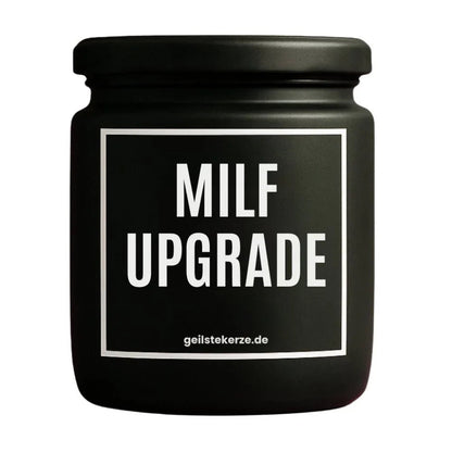 Duftkerze mit Spruch von geilstekerze ist der neue Geschenketrend. Diese witzige Kerze Vegane Bio-Kerze mit Spruch – MILF UPGRADE brennt mega lange sagenhafte 80 Stunde, hochwertige ätherische Öle schaffen beste Duftverteilung. Mit 1400 lustigen Sprüchen perfekt zum Verschenken. Handgemacht in Deutschland von geilstekerze.shop -Die beste Duftkerze die du kaufen kannst.
