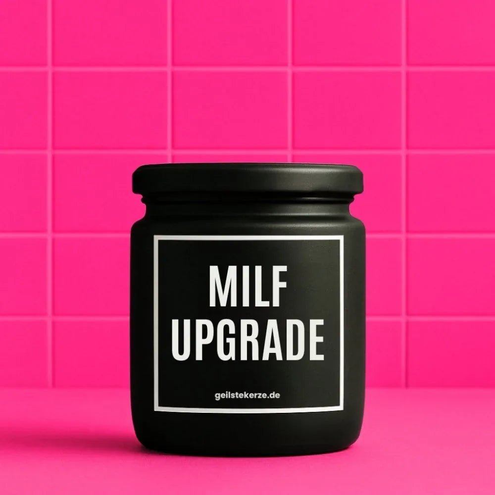Duftkerze mit Spruch von geilstekerze ist der neue Geschenketrend. Diese witzige Kerze Vegane Bio-Kerze mit Spruch – MILF UPGRADE brennt mega lange sagenhafte 80 Stunde, hochwertige ätherische Öle schaffen beste Duftverteilung. Mit 1400 lustigen Sprüchen perfekt zum Verschenken. Handgemacht in Deutschland von geilstekerze.shop -Die beste Duftkerze die du kaufen kannst.