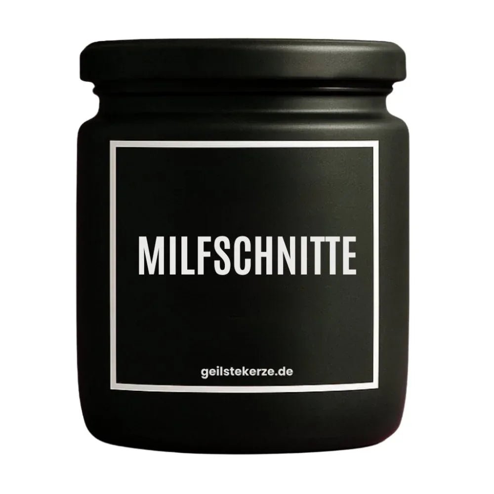 Duftkerze mit Spruch von geilstekerze ist der neue Geschenketrend. Diese witzige Kerze Vegane Bio-Kerze mit Spruch – MILFSCHNITTE brennt mega lange sagenhafte 80 Stunde, hochwertige ätherische Öle schaffen beste Duftverteilung. Mit 1400 lustigen Sprüchen perfekt zum Verschenken. Handgemacht in Deutschland von geilstekerze.shop -Die beste Duftkerze die du kaufen kannst.
