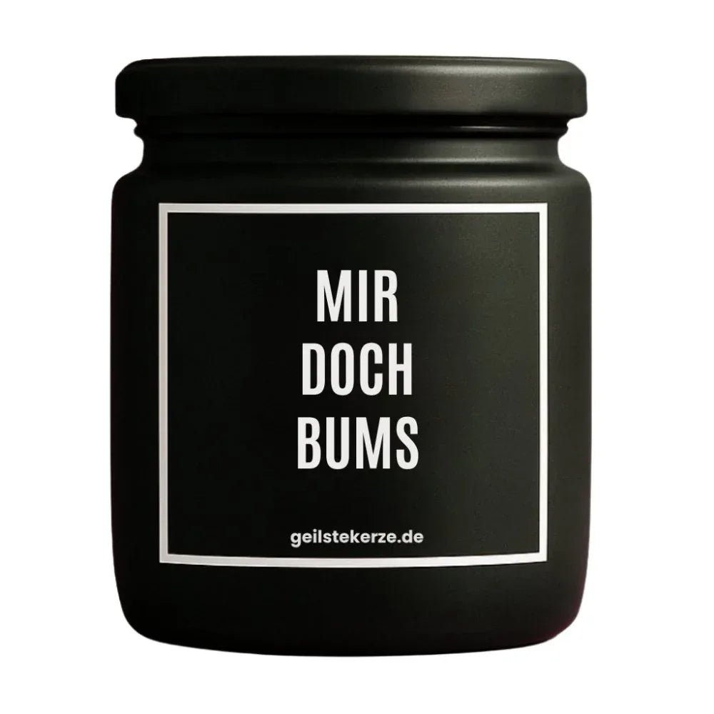 Duftkerze mit Spruch von geilstekerze ist der neue Geschenketrend. Diese witzige Kerze Vegane Bio-Kerze mit Spruch – MIR DOCH BUMS brennt mega lange sagenhafte 80 Stunde, hochwertige ätherische Öle schaffen beste Duftverteilung. Mit 1400 lustigen Sprüchen perfekt zum Verschenken. Handgemacht in Deutschland von geilstekerze.shop -Die beste Duftkerze die du kaufen kannst.